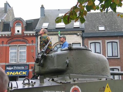 01_crew_preparing_to_remove_tank_turret