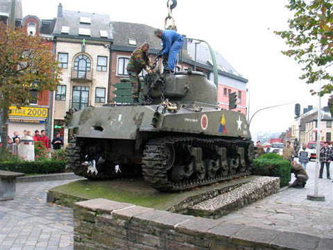 02_crew_removing_tank_turret_2006_11_06